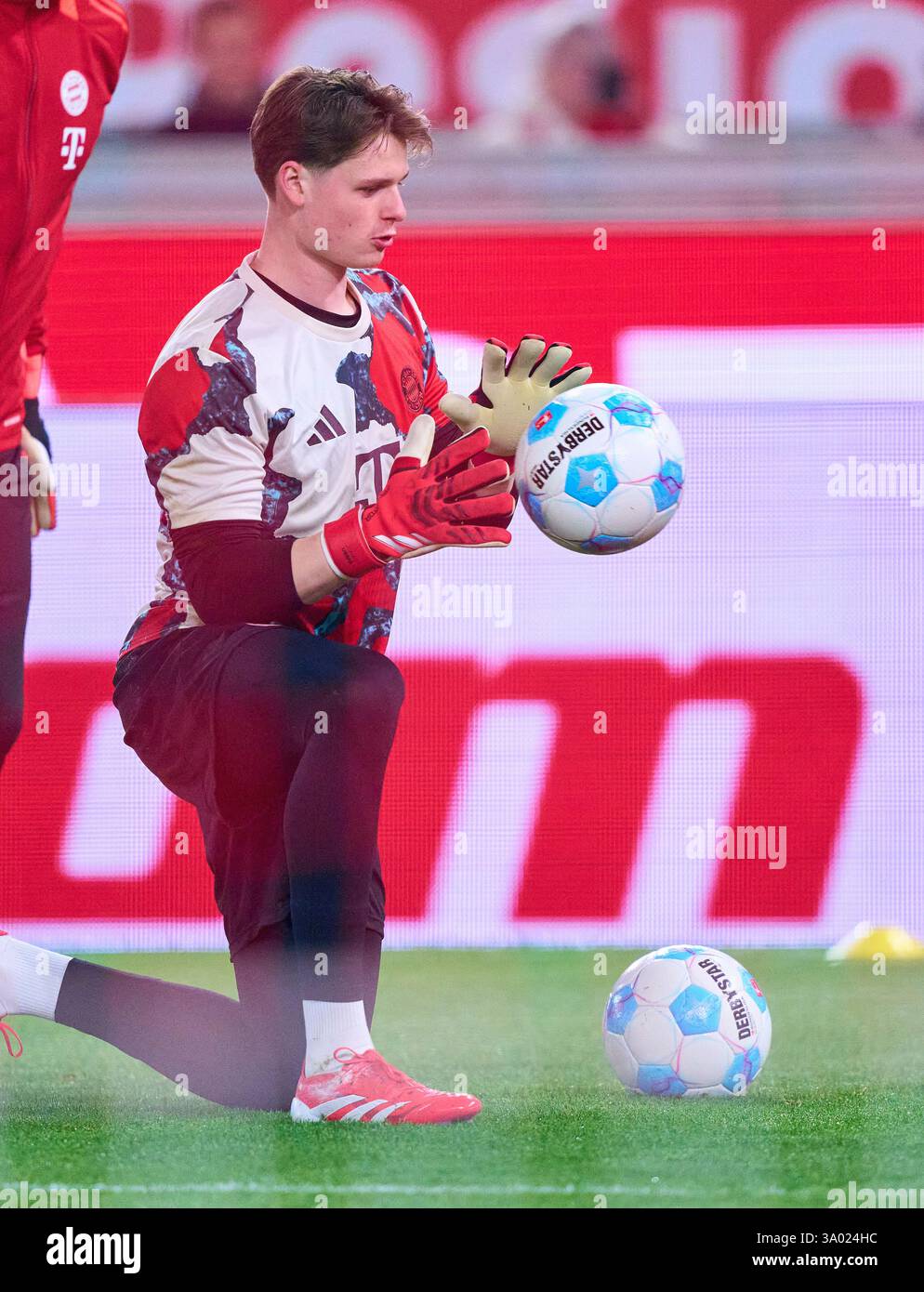 Jonas Urbig, FCB 40 im Spiel VFB STUTTGART - FC BAYERN MÜNCHEN 1-3 am 28. Februar 2025 in Stuttgart. Saison 2024/2025, 1.Bundesliga, FCB, München, Spieltag 24, 24.Spieltag-Fotograf: ddp-Bilder / STAR-Bilder - DFL-VORSCHRIFTEN VERBIETEN JEDE VERWENDUNG VON FOTOGRAFIEN als BILDSEQUENZEN und/oder QUASI-VIDEO - Stockfoto