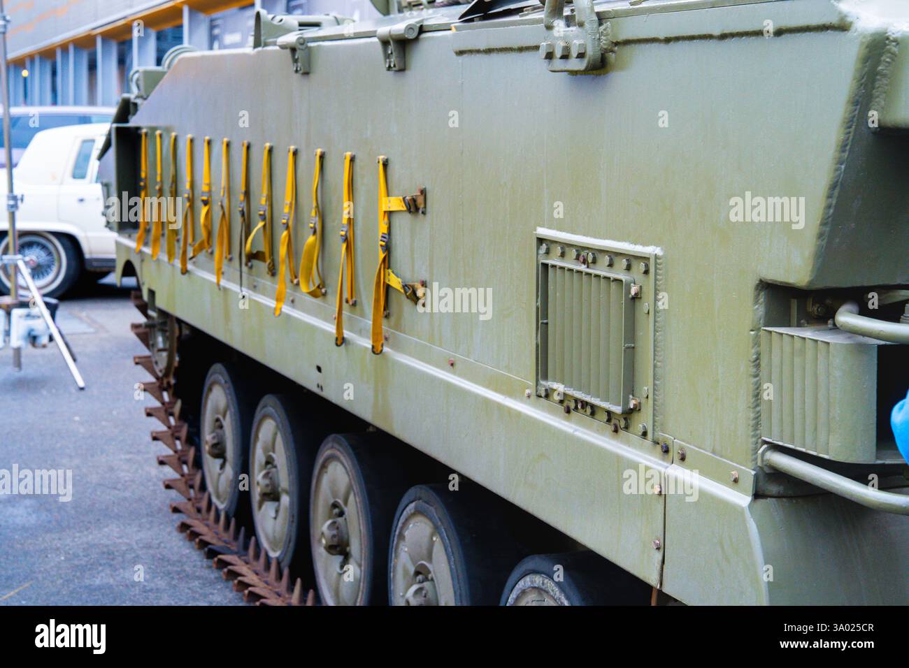 Das Militärfahrzeug zeigt sein robustes Design und seinen Nutzen während eines Tages bei einer städtischen Veranstaltung Stockfoto