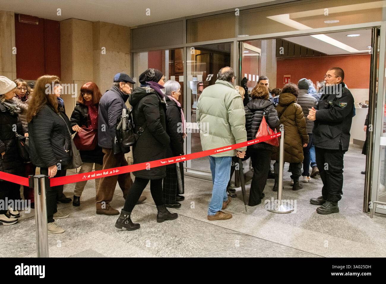 Italien Piemont Bahnhof Turin Porta Nuova - Sala Gonin - es befindet sich im Erdgeschoss des Bahnhofs Turin Porta Nuova, reserviert als Wartezimmer des Königs, dekoriert von Francesco Gonin - Leute, die sich für den Besuch anstehen Stockfoto