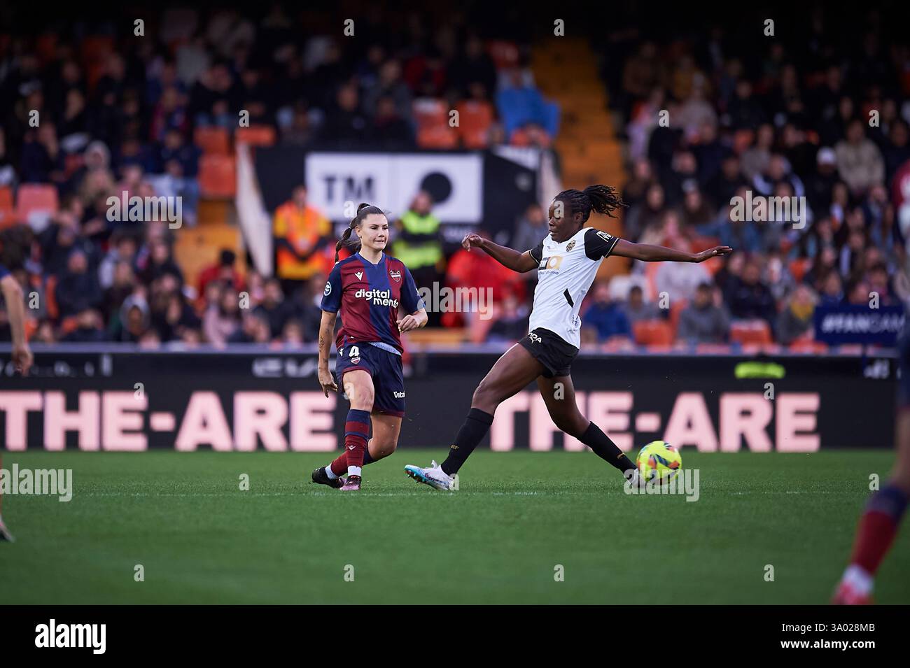 Maria Molina Molero von Levante UD (L) und Phoenetia Browne von Valencia CF (R) wurden während der 20. Runde der Liga F zwischen Valencia CF und Levant in Aktion genommen Stockfoto