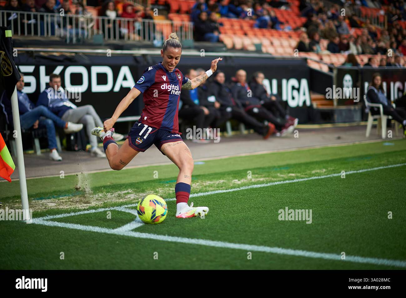 Angela Sosa Martin von Levante UD wurde während der Liga F-Runde 20 zwischen Valencia CF und Levante UD im Mestalla Stadion (Valencia) in Aktion genommen. Endgültig Stockfoto