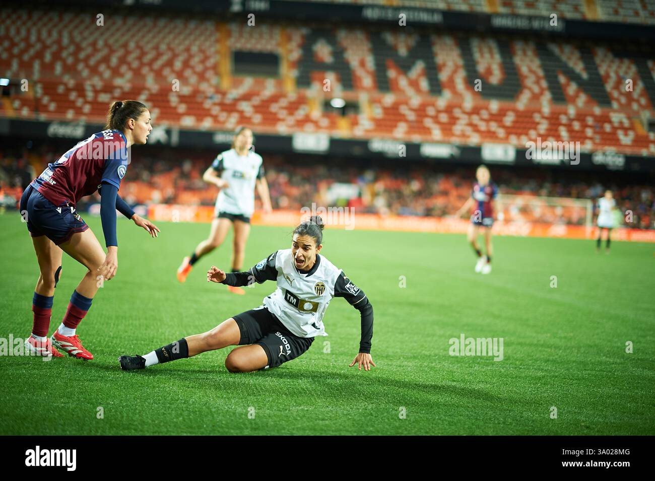 Teresa Merida Canete von Levante UD (L) und Hanane Ait El Haj von Valencia CF (R) wurden während der 20. Liga-F-Runde zwischen Valencia CF und Leva im Einsatz gesehen Stockfoto