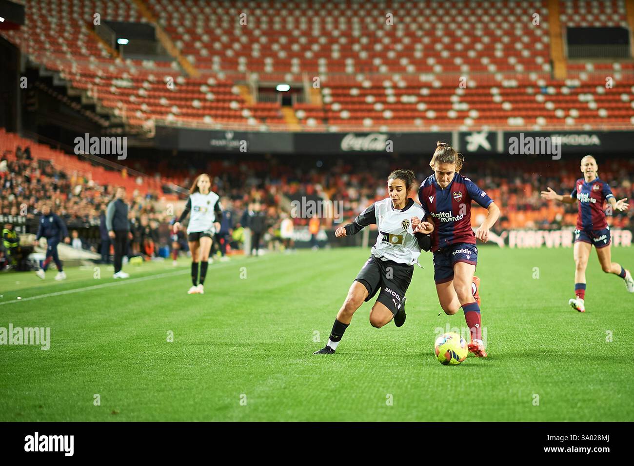 Hanane Ait El Haj von Valencia CF (L) und Estela Carbonell Nunez von Levante UD (R) wurden während der 20. Liga-F-Runde zwischen Valencia CF und LE im Einsatz gesehen Stockfoto
