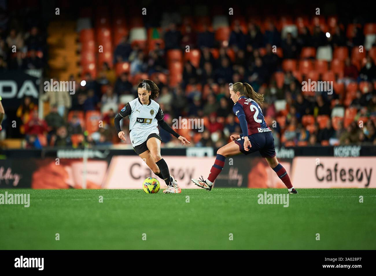 Hanane Ait El Haj von Valencia CF (L) und Anna Torroda Ricart von Levante UD (R) wurden während der 20. Liga-F-Runde zwischen Valencia CF und Levan in Aktion genommen Stockfoto