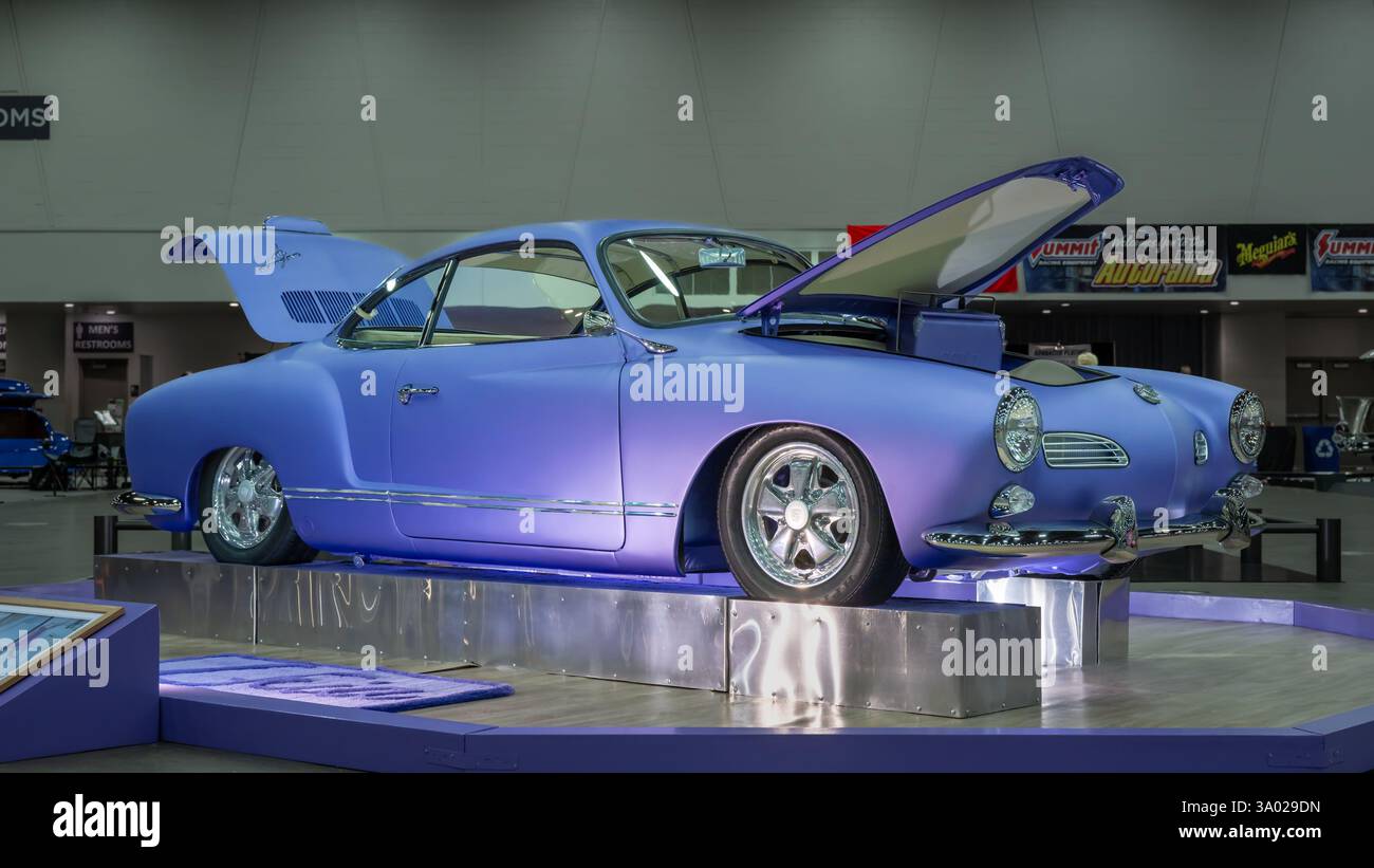 DETROIT, MI/USA – 28. Februar 2025: Ein 1964er Volkswagen Karmann Ghia-Wagen im Detroit Autorama. Stockfoto