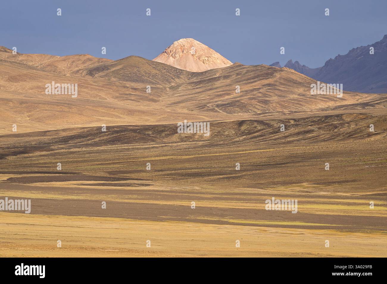 Malerische Berglandschaft in hoher Höhe entlang des Pamir Highway am späten Sommernachmittag, Murghab, Gorno-Badakhshan, Tadschikistan Stockfoto