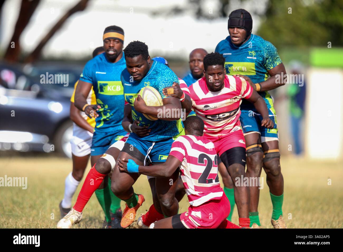 NAIROBI, KENIA - 1. MÄRZ: KCB Erick Miheso stürmt im KCB Sports Club auf Ma gegen Impala Joshua Matasi Stockfoto