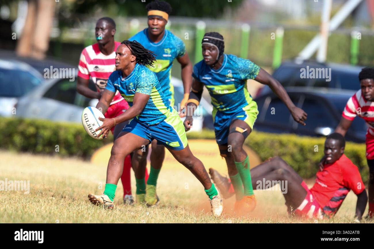 NAIROBI, KENIA - 1. MÄRZ: KCB Brian Wahinya stürmt am 1. März im KCB Sports Club gegen Impala-Spieler Stockfoto