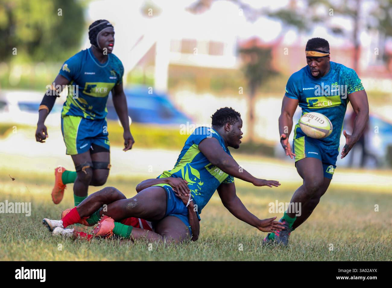 NAIROBI, KENIA - 1. MÄRZ: KCB Erick Miheso stürmt im KC gegen Impala, unterstützt von Teamkollege Felix Ojow, während des Kenya Cup-Spiels zwischen KCB und Impala Stockfoto