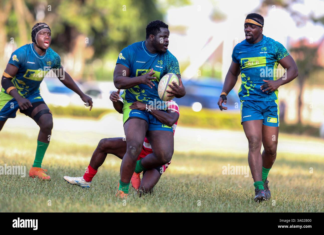 NAIROBI, KENIA - 1. MÄRZ: KCB Erick Miheso stürmt im KC gegen Impala, unterstützt von Teamkollege Felix Ojow, während des Kenya Cup-Spiels zwischen KCB und Impala Stockfoto