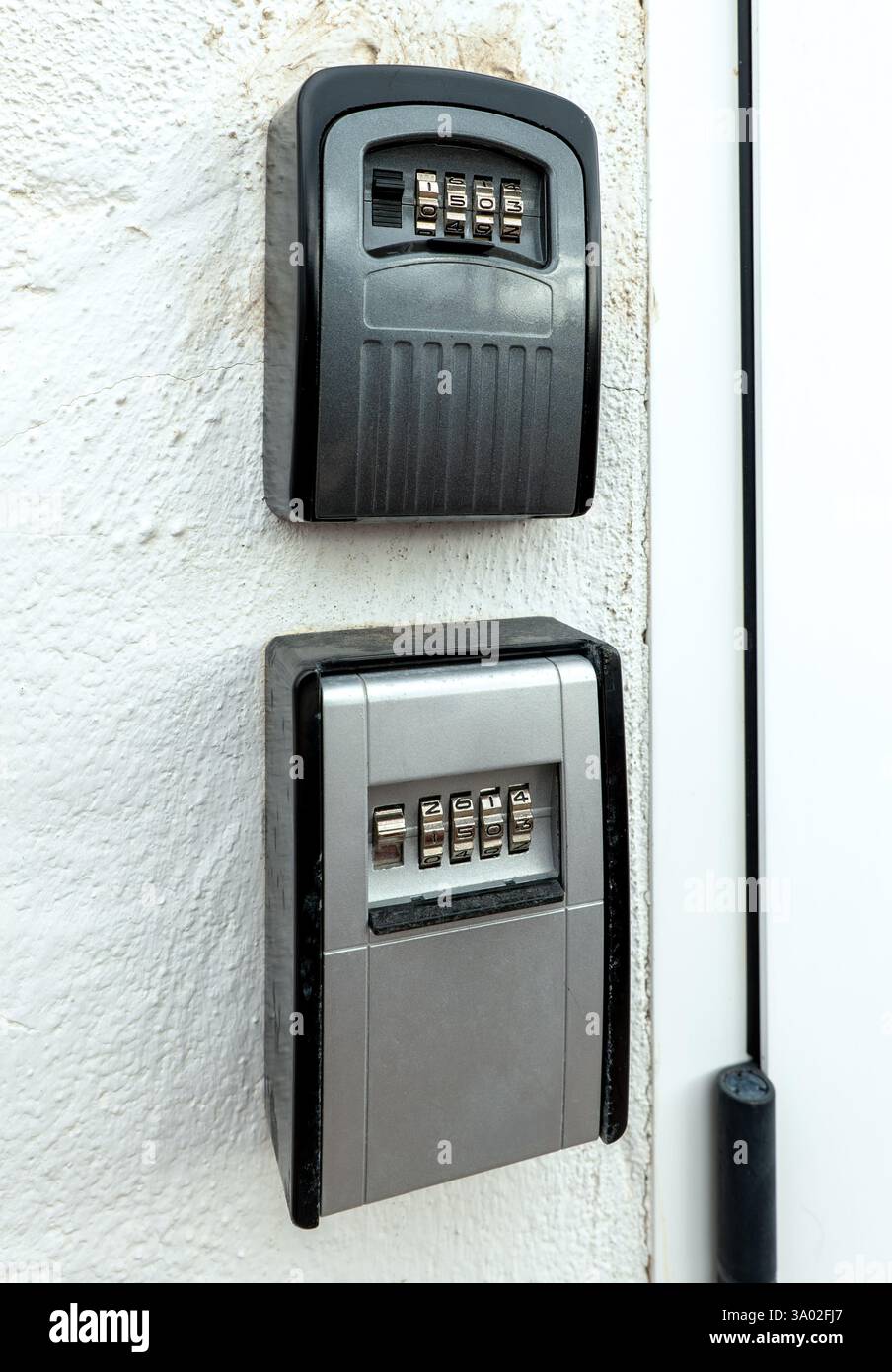 Zwei Schlüsselkästen, mit Kombinationsschloss in der Ferienunterkunft. Stockfoto