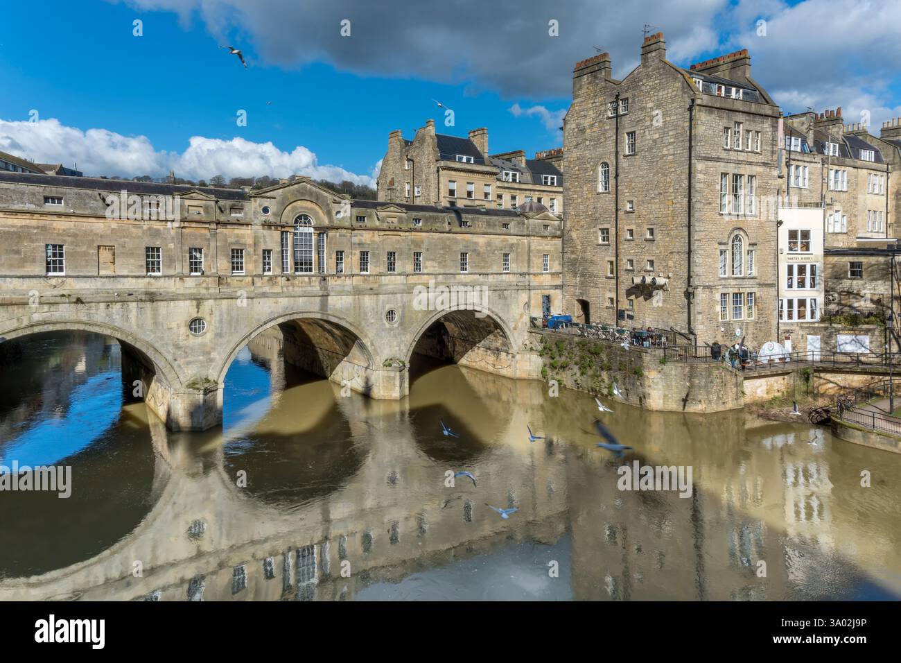 Bath, Somerset - England. Die Pulteney Bridge liegt über dem schnell fließenden Wasser des Flusses Avon in der schönen Stadt Bath, Somerset. Entworfen von RO Stockfoto