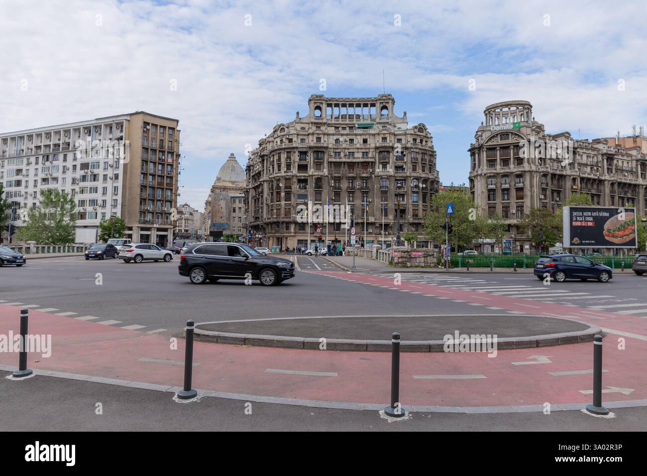 Calea victoriei und Splaiul Independentei in der Nähe des Flusses Dambovita Stockfoto