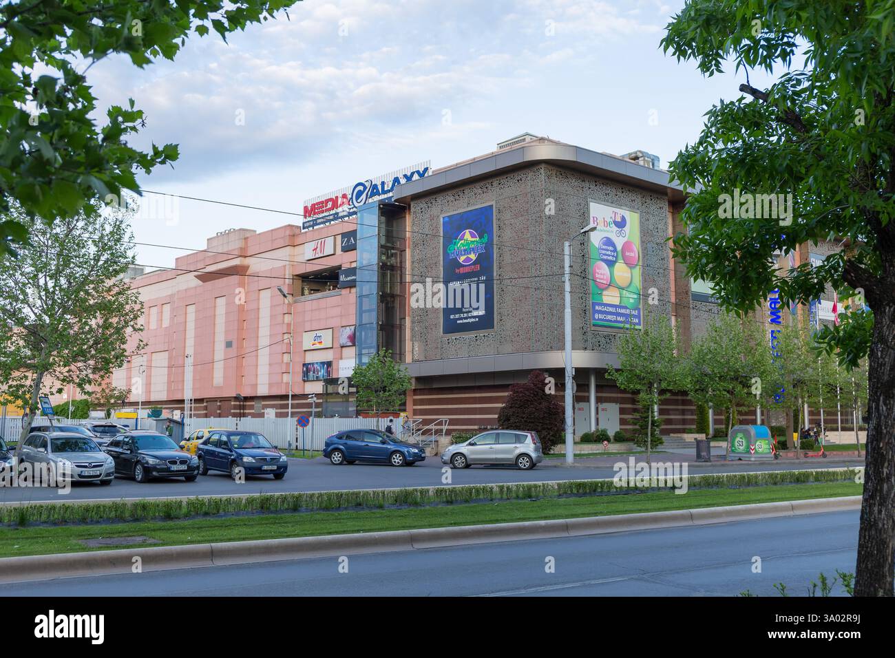 6. Mai 2023 Bukarest Rumänien. Das Bukarest Mall Gebäude fotografiert vom gegenüberliegenden Bürgersteig Stockfoto