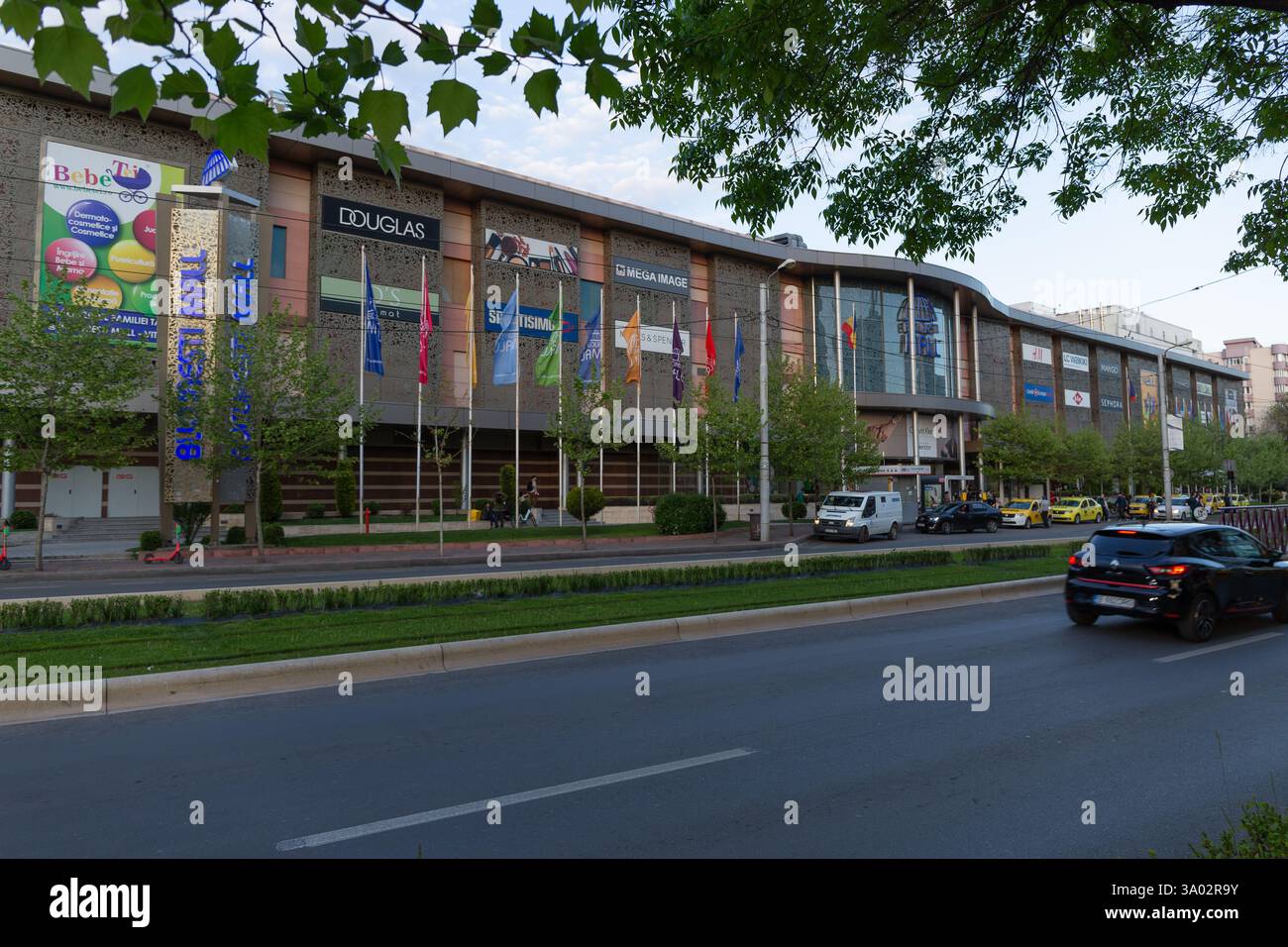 6. Mai 2023 Bukarest Rumänien. Das Bukarest Mall Gebäude fotografiert vom gegenüberliegenden Bürgersteig Stockfoto