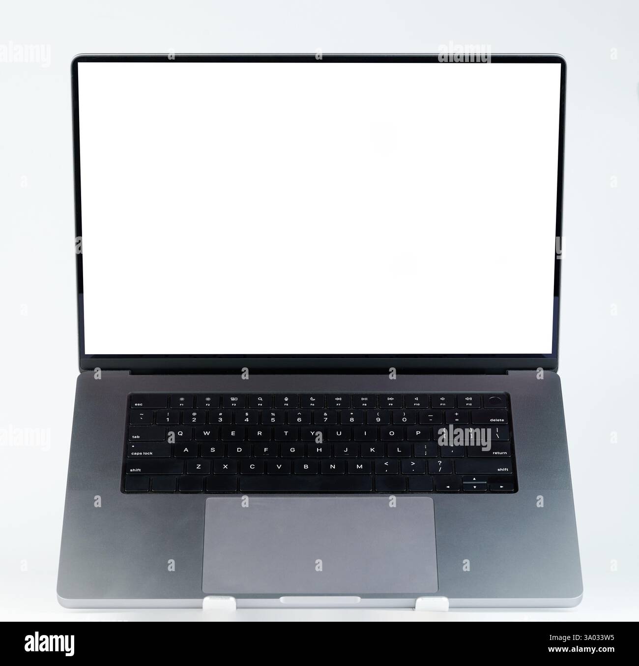 Offene silberne Laptopperspektive isoliert auf weißem Studiohintergrund Stockfoto