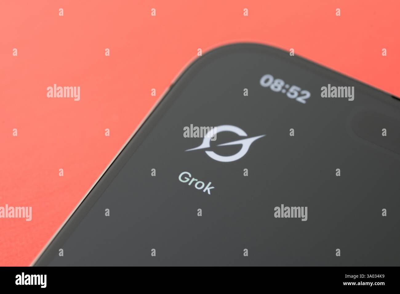 New York, USA – 24. Februar 2025: Grok Chat bot AI Icon App auf Smartphone-Bildschirm Nahansicht Stockfoto