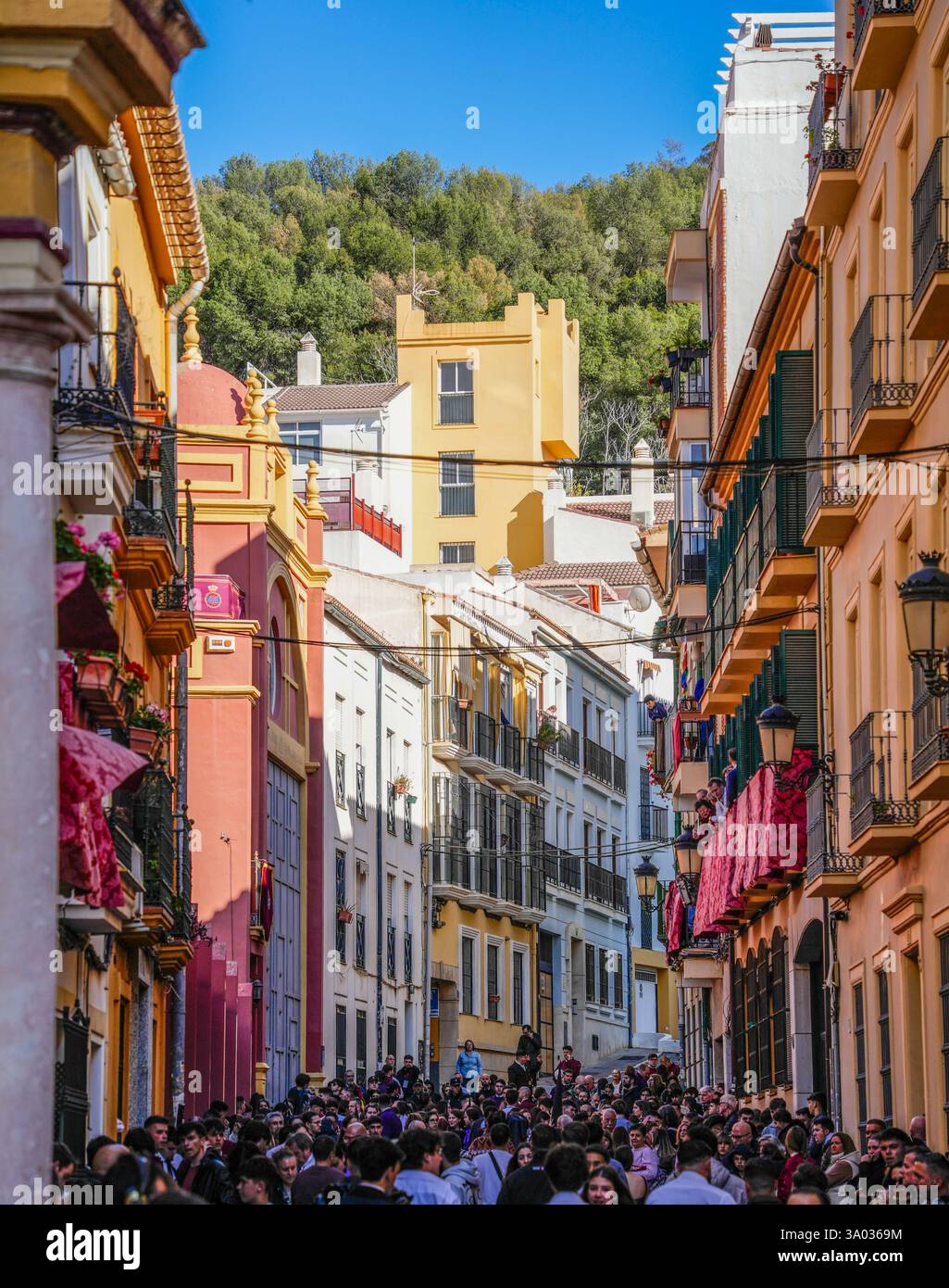 Malaga, Spanien. Stark bevölkerte Straße während der heiligen Osterwoche in Malaga Stockfoto