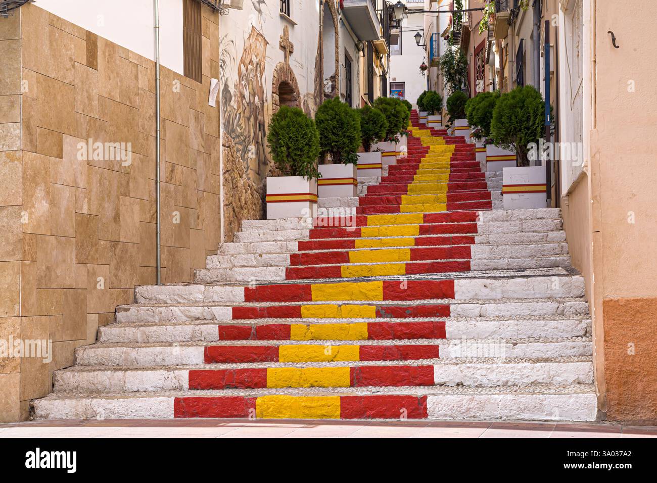 Treppe mit spanischer Flagge in Calpe, Alicante, Spanien. Stockfoto