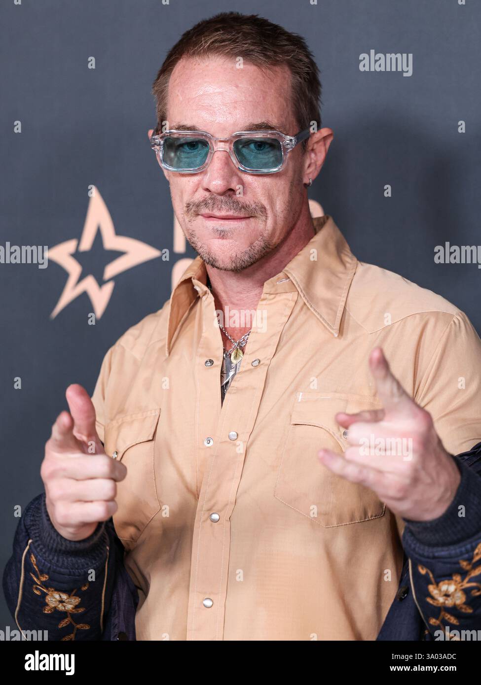 Beverly Hills, Usa. März 2025. BEVERLY HILLS, LOS ANGELES, KALIFORNIEN, USA - 01. MÄRZ: Der US-amerikanische DJ und Musikproduzent Diplo (Thomas Wesley Pentz) kommt am 1. MÄRZ 2025 in der Sheats-Goldstein Residence in Beverly Hills, Los Angeles, Kalifornien, USA bei der Oscar Eve Party 2025 von Darren Dzienciol an. (Foto: Xavier Collin/Image Press Agency) Credit: Image Press Agency/Alamy Live News Stockfoto