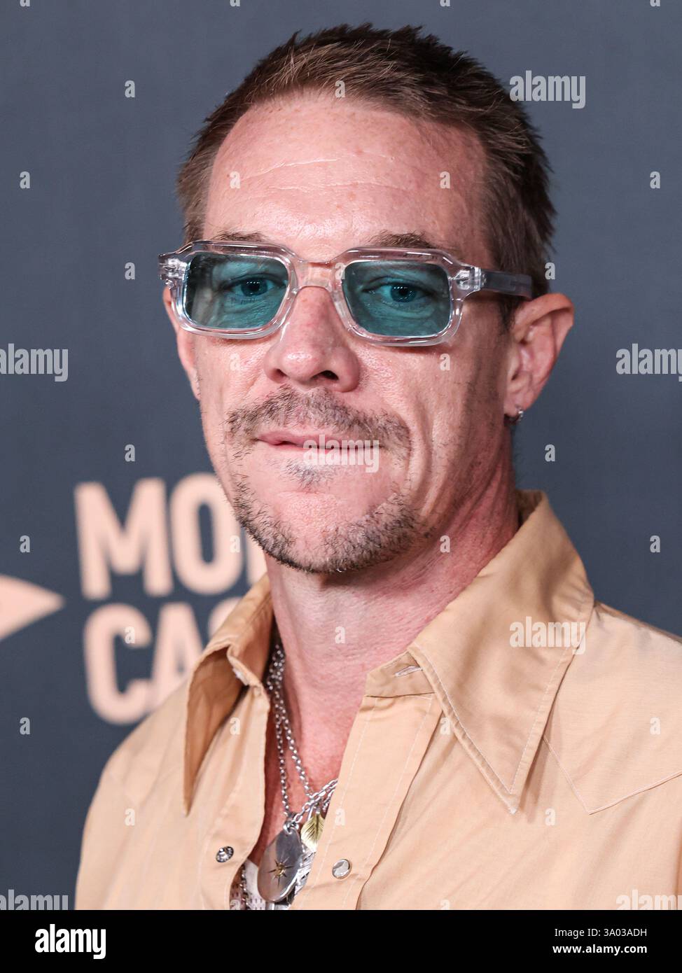 Beverly Hills, Usa. März 2025. BEVERLY HILLS, LOS ANGELES, KALIFORNIEN, USA - 01. MÄRZ: Der US-amerikanische DJ und Musikproduzent Diplo (Thomas Wesley Pentz) kommt am 1. MÄRZ 2025 in der Sheats-Goldstein Residence in Beverly Hills, Los Angeles, Kalifornien, USA bei der Oscar Eve Party 2025 von Darren Dzienciol an. (Foto: Xavier Collin/Image Press Agency) Credit: Image Press Agency/Alamy Live News Stockfoto