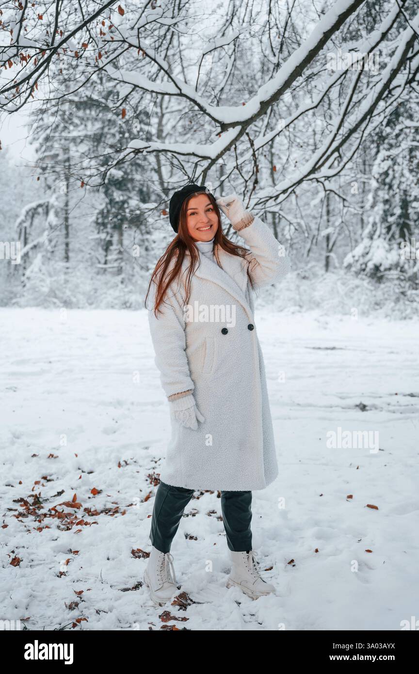 Genießen Sie die Natur. Schöne junge Frau ist draußen im Winterwald. Stockfoto