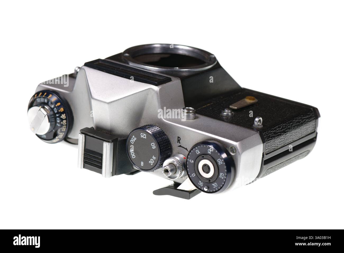 Alte sowjetische analoge 35-mm-Filmkamera ohne Objektiv isoliert auf weißem Hintergrund Stockfoto