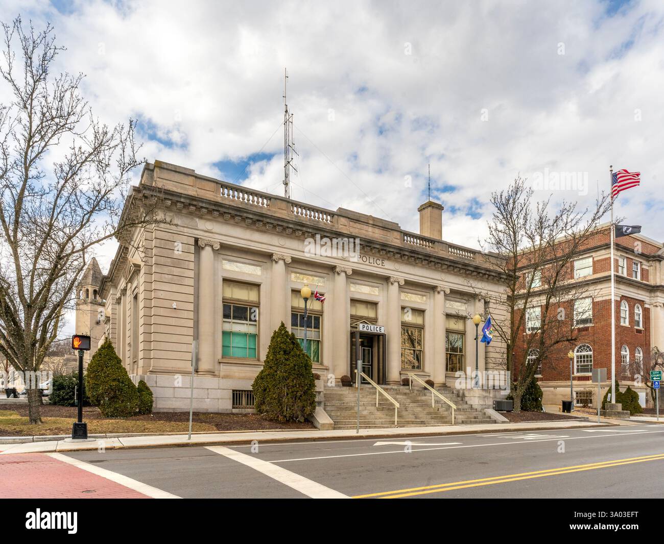 Middletown, NY - USA - 1. März 2025 das Middletown Police HQ ist ein neoklassizistisches Gebäude mit einer großen Steinfassade, großen Säulen und historischem Cha Stockfoto