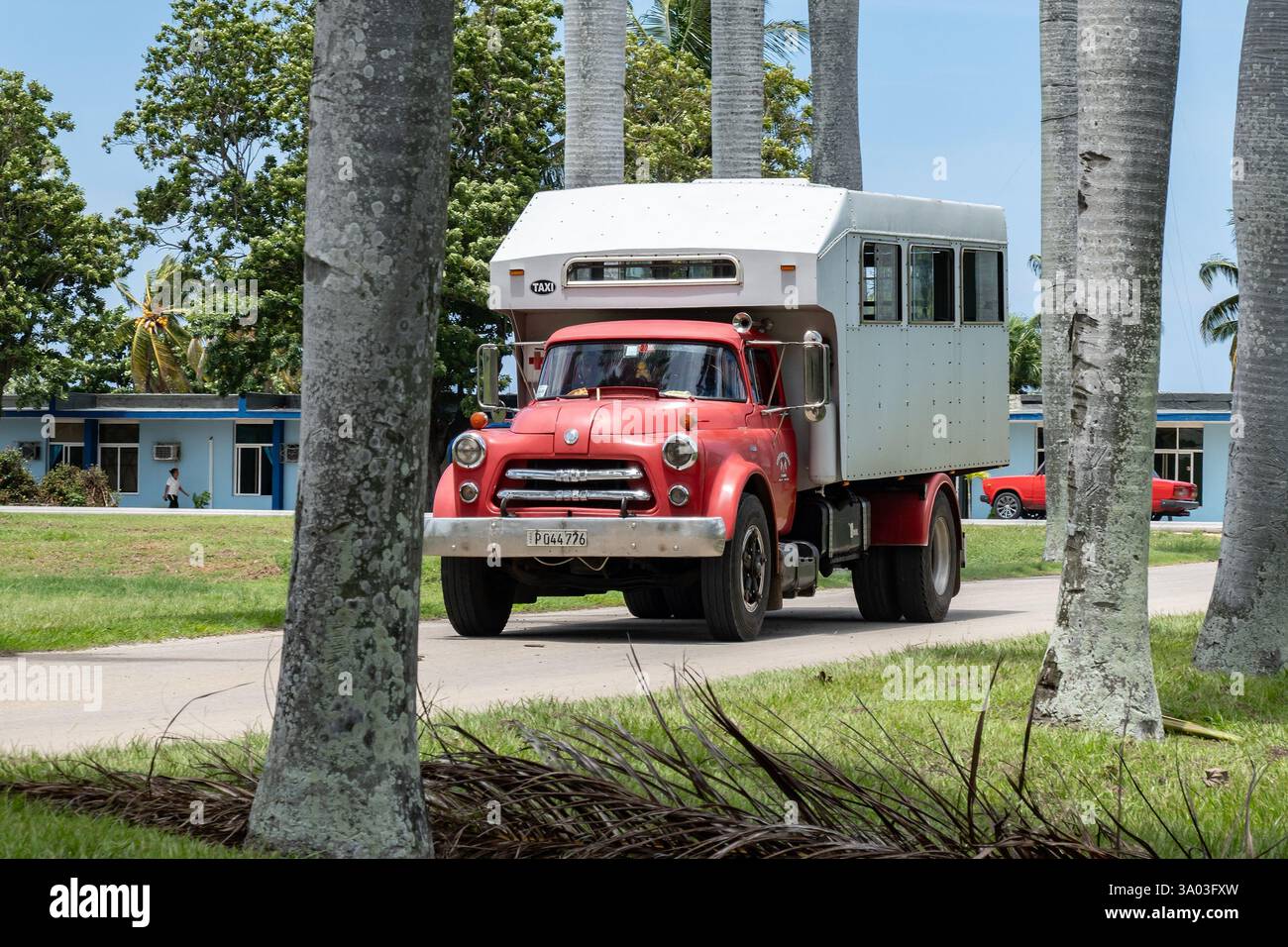 VARADERO, KUBA - 30. AUGUST 2023: Zweiachsiger Dodge-Lkw der C-Serie für Passagiere als Taxi oder Bus Stockfoto