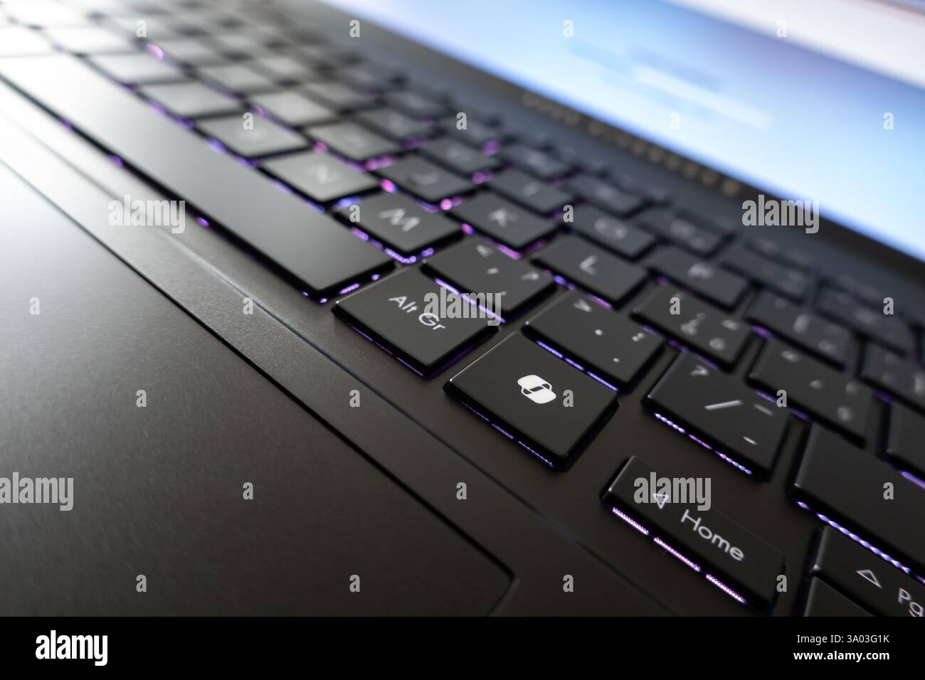 OSTRAVA, TSCHECHIEN – 19. AUGUST 2024: Microsoft Copilot KI-Taste auf hintergrundbeleuchteter Laptop-Tastatur mit Zugriff auf künstliche Intelligenz unter Windows 11 Stockfoto