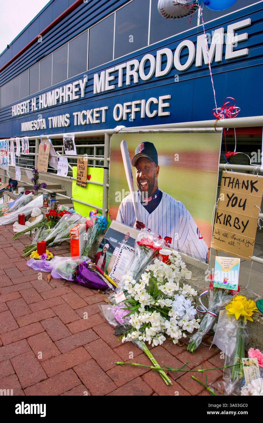 Ein Schrein mit Blumen, Sporterinnerungen und Schildern für den Baseballspieler Kirby Puckett der Hall of Fame Minnesota Twins. Kirby starb am 6. März 2006 Stockfoto