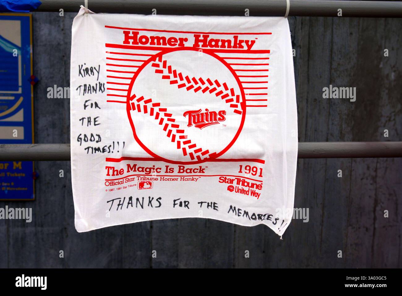 Eine 1991er-Sport-Memorabilia „Homer Hanky“ hinterließ Kirby Puckett nach seinem Tod am 6. März 2006 als Dankbarkeit. Die Gedenkstätte war in Fro Stockfoto