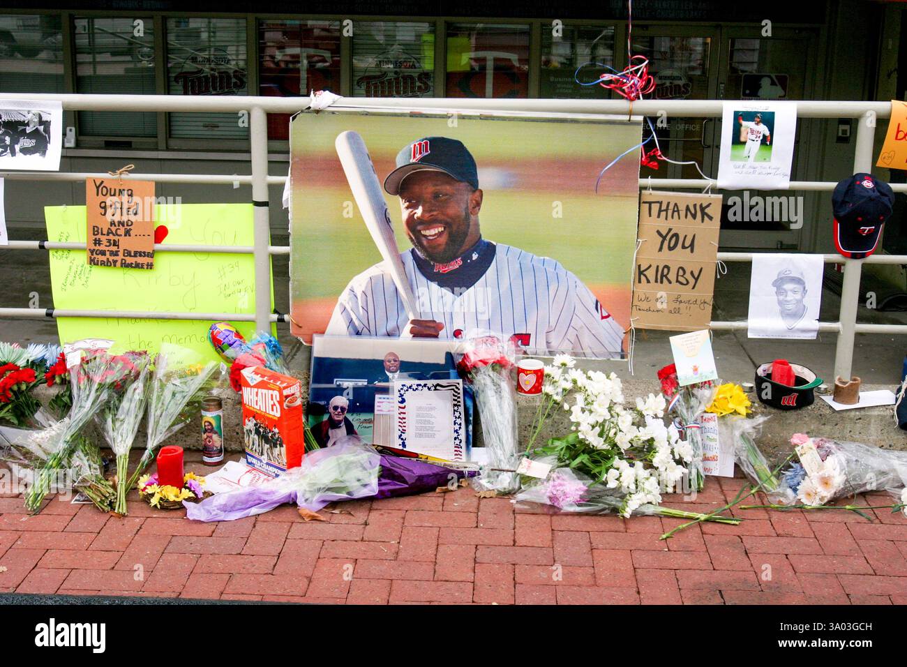 Ein Schrein mit Blumen, Sporterinnerungen und Schildern für den Baseballspieler Kirby Puckett der Hall of Fame Minnesota Twins. Kirby starb am 6. März 2006 Stockfoto