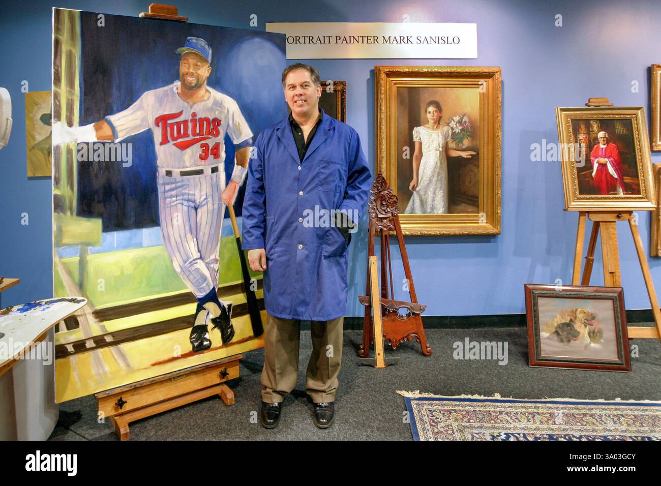 Der Künstler und Porträtmaler Mark Sanislo steht neben seinem Gemälde in Progress von Kirby Puckett in seinem Kunststudio in Minneapolis, Minnesota. Stockfoto