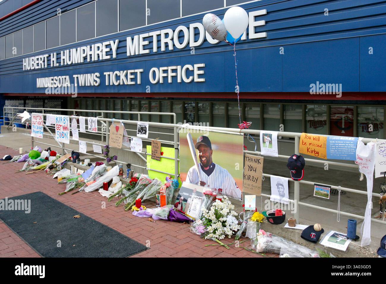 Ein Schrein mit Blumen, Sporterinnerungen und Schildern für den Baseballspieler Kirby Puckett der Hall of Fame Minnesota Twins. Kirby starb am 6. März 2006 Stockfoto