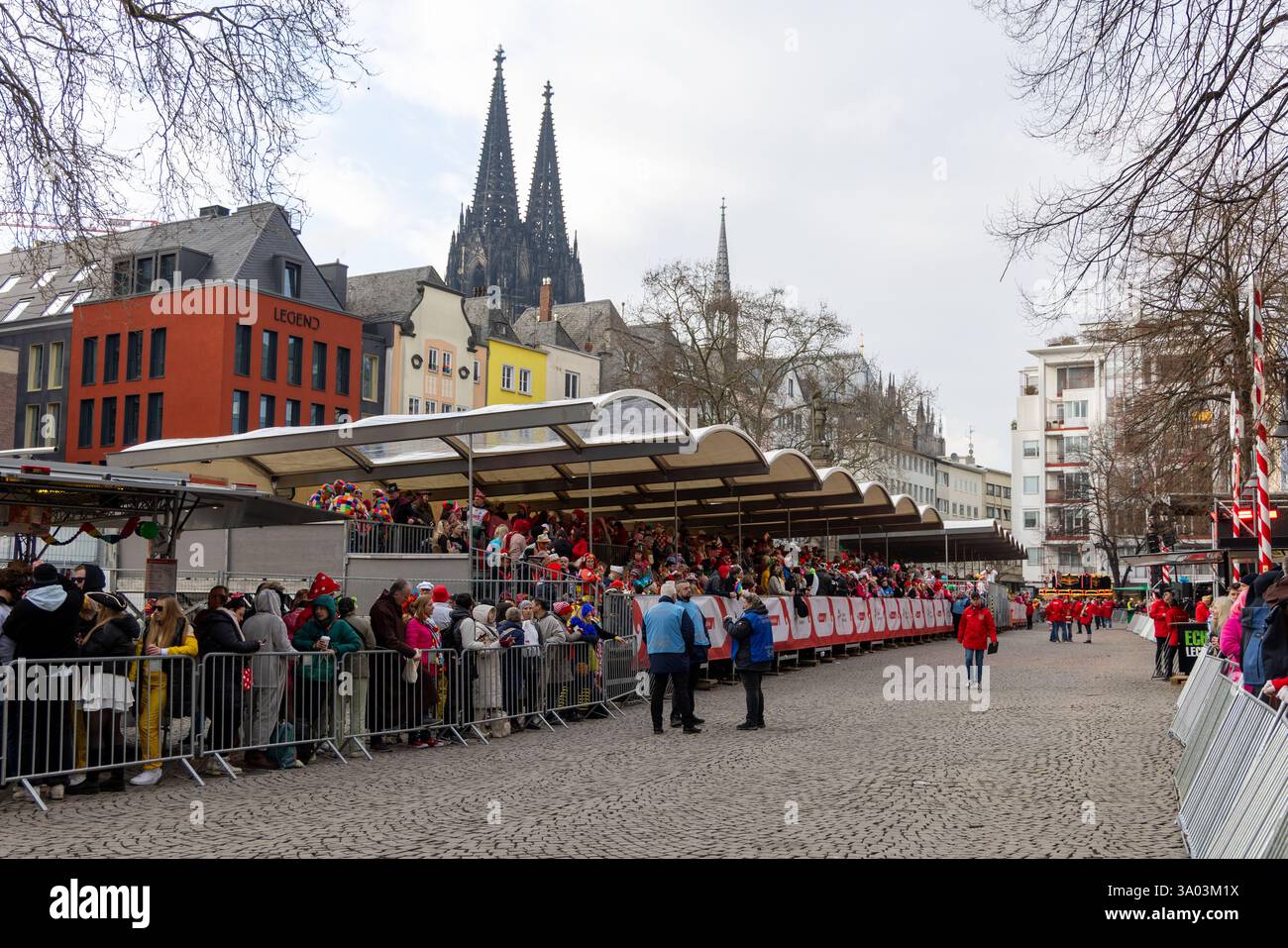 Eine festliche Menschenmenge versammelt sich in Köln zu einem Karnevalsfest. Das Bild zeigt eine lebendige Szene mit Menschen in bunten Kostümen Stockfoto
