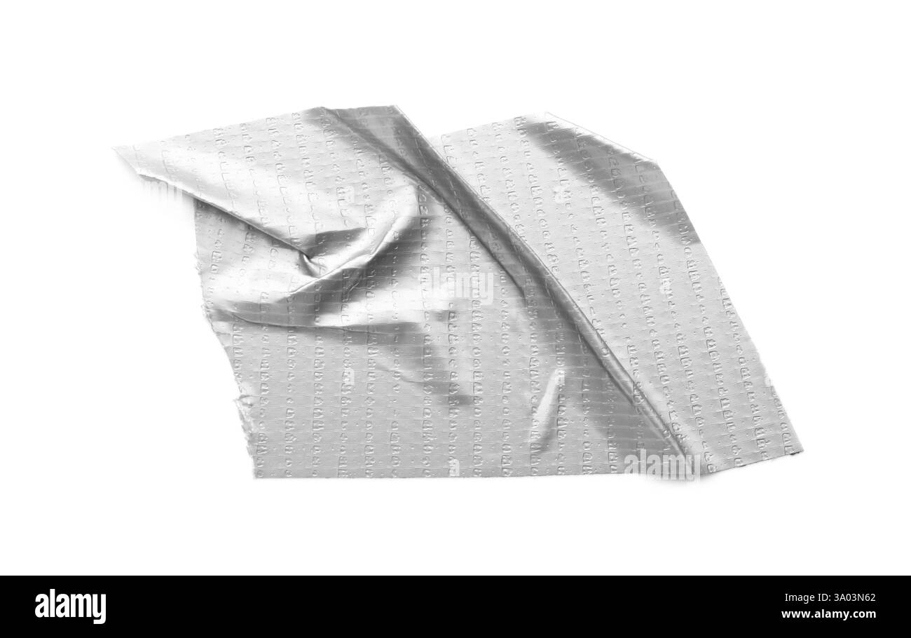 Zerknitterter Streifen silbernen Klebebandes auf weißem Hintergrund, Draufsicht Stockfoto