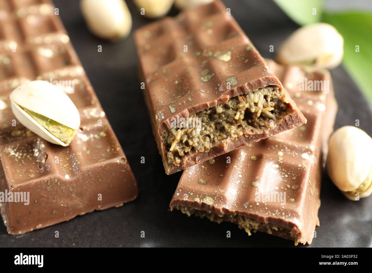 Köstliche Dubai Schokoladenriegel und Pistazien auf dem Tisch, Nahaufnahme Stockfoto
