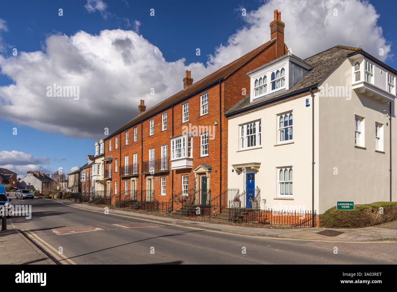 Malerische Reihenhäuser in Cathedral Views, Crane Bridge Road, Salisbury, Wiltshire, England, UK Stockfoto