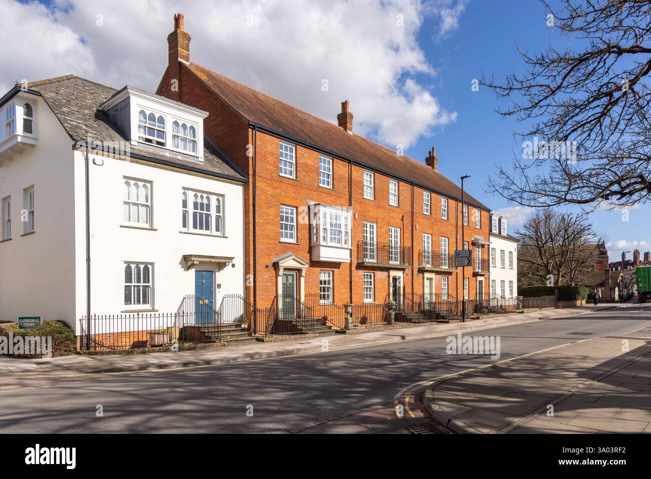 Malerische Reihenhäuser in Cathedral Views, Crane Bridge Road, Salisbury, Wiltshire, England, UK Stockfoto