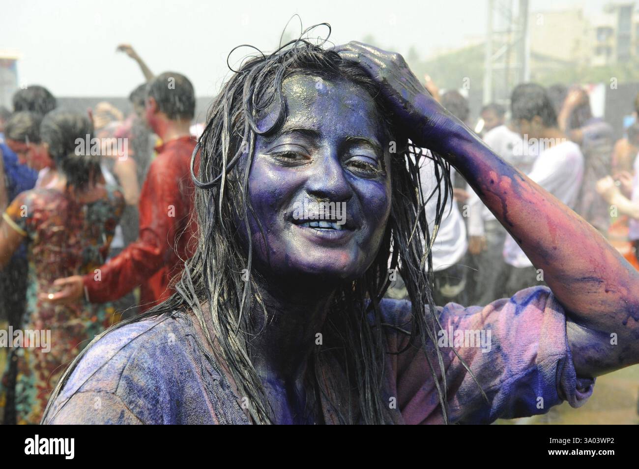 Prominente genießt das holi Festival, Indien KEIN MR Stockfoto