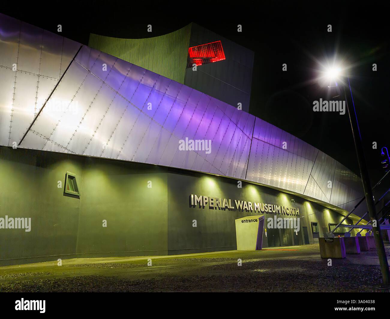 Das Imperial war Museum North at Night in Salford Quays, Greater Manchester, Großbritannien Stockfoto
