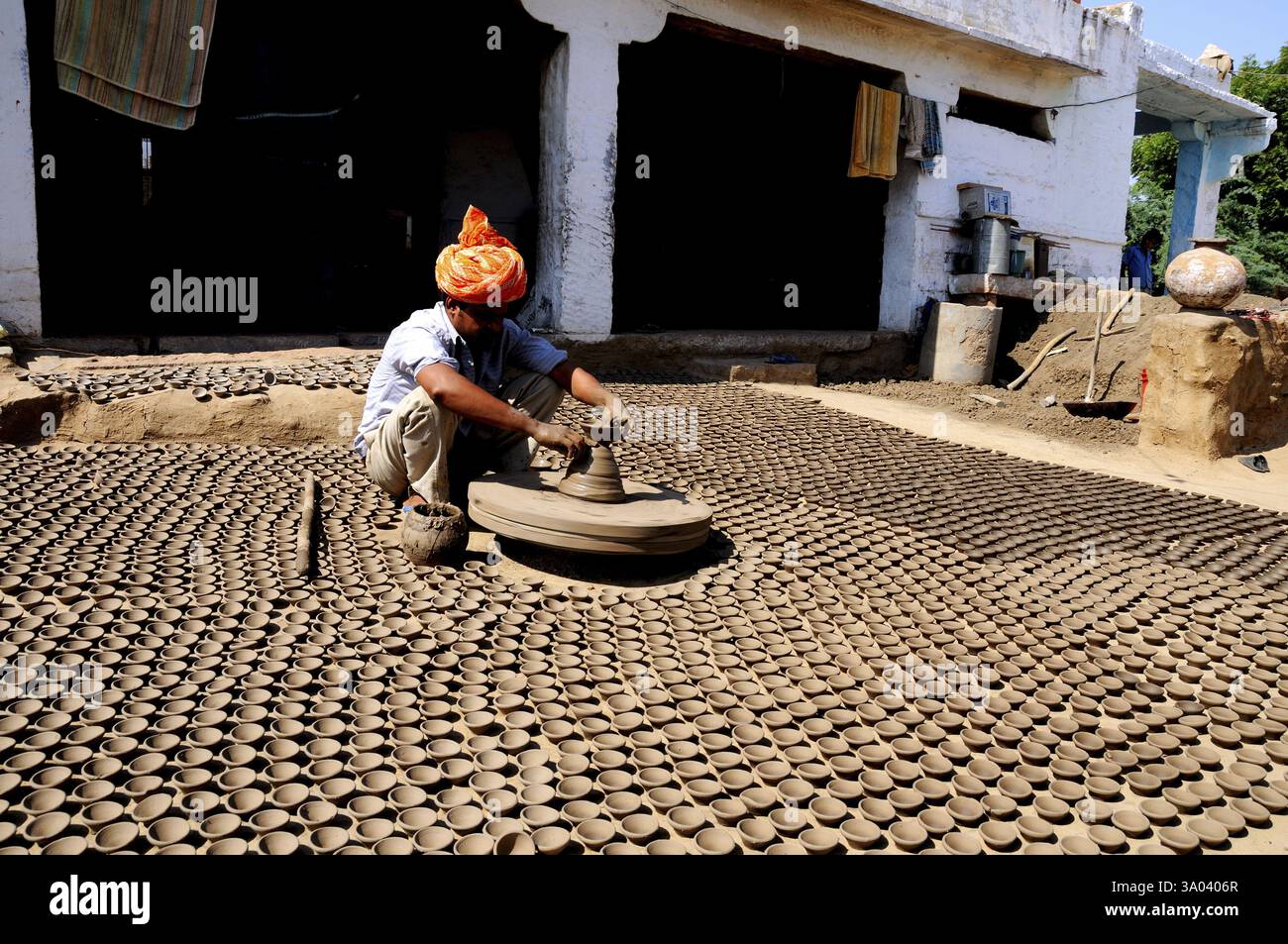 Potter macht Sandlampen auf einem Töpferrad, Jodhpur, Rajasthan, Indien Mr.#786 Stockfoto