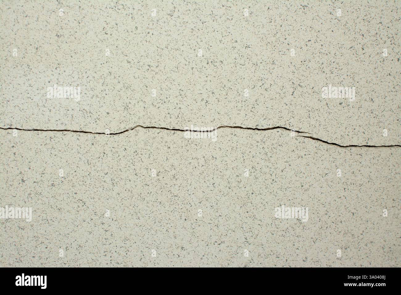 Die gerissene Wandoberfläche zeigt Textur und Mängel in einem Wohngebäude Stockfoto