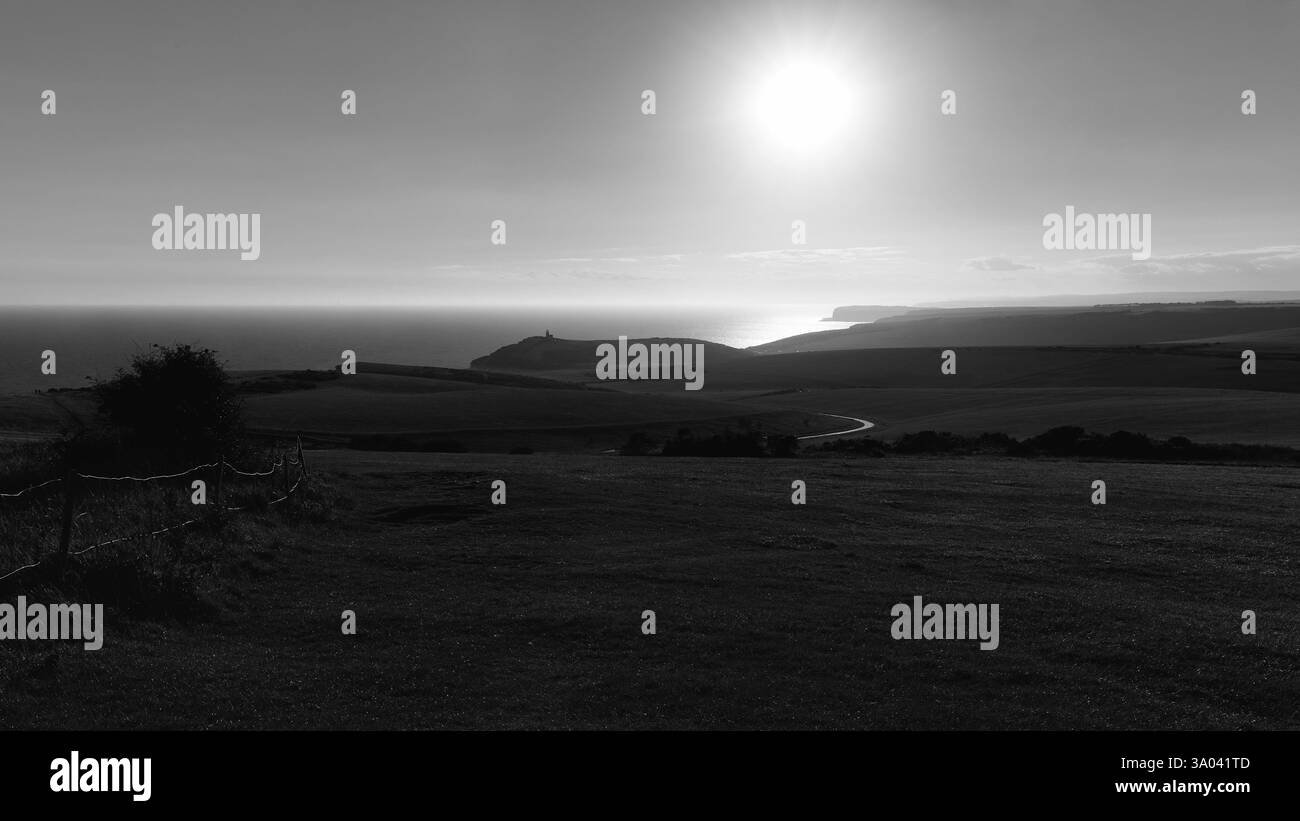 Küste mit Blick in Richtung Belle Tout, Hintergrundbeleuchtung, monochrom, Eastbourne, South Downs, East Sussex, England, Großbritannien Stockfoto