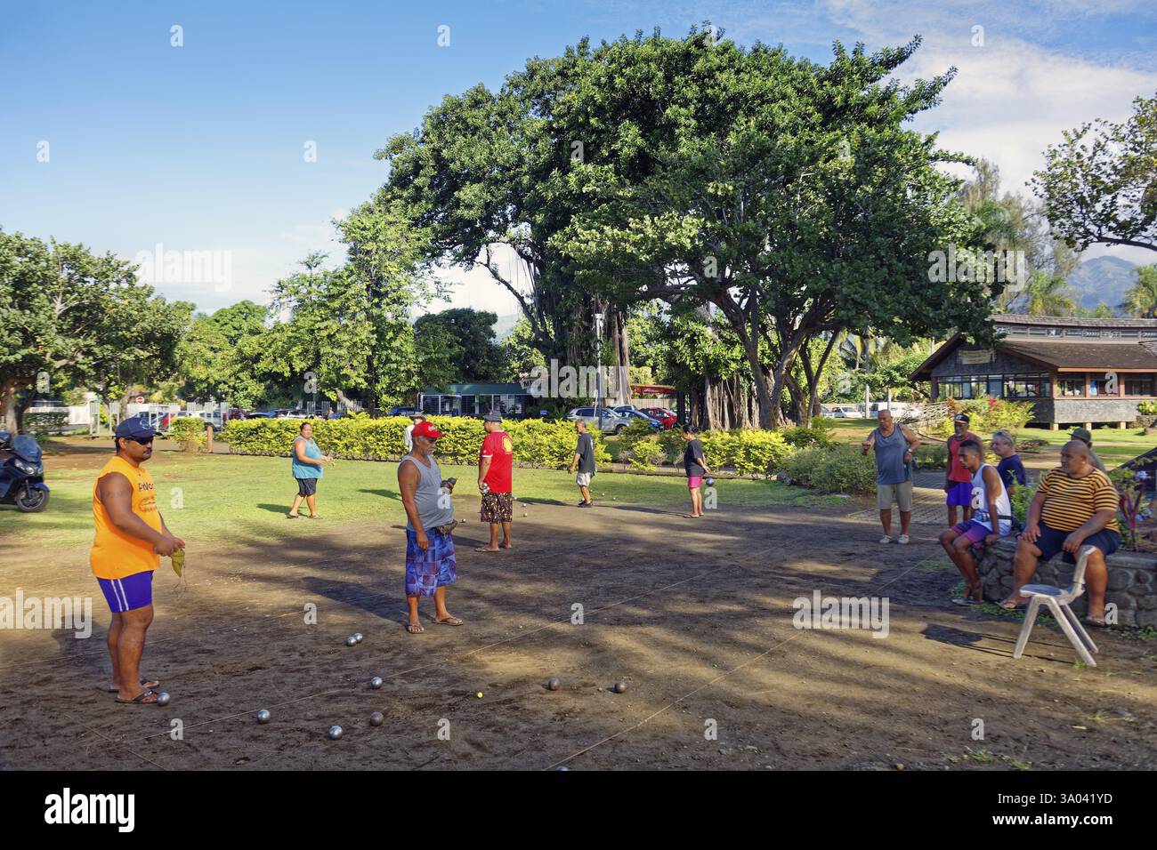 Alte Männer, Tahitianer, Boules spielen, Pointe Venus, Matavai Bay, Gemeinde Mahina Tahiti-Nui, Gesellschaftsinseln, Leeward-Inseln, Französisch-Polynesien, Ozeanien Stockfoto