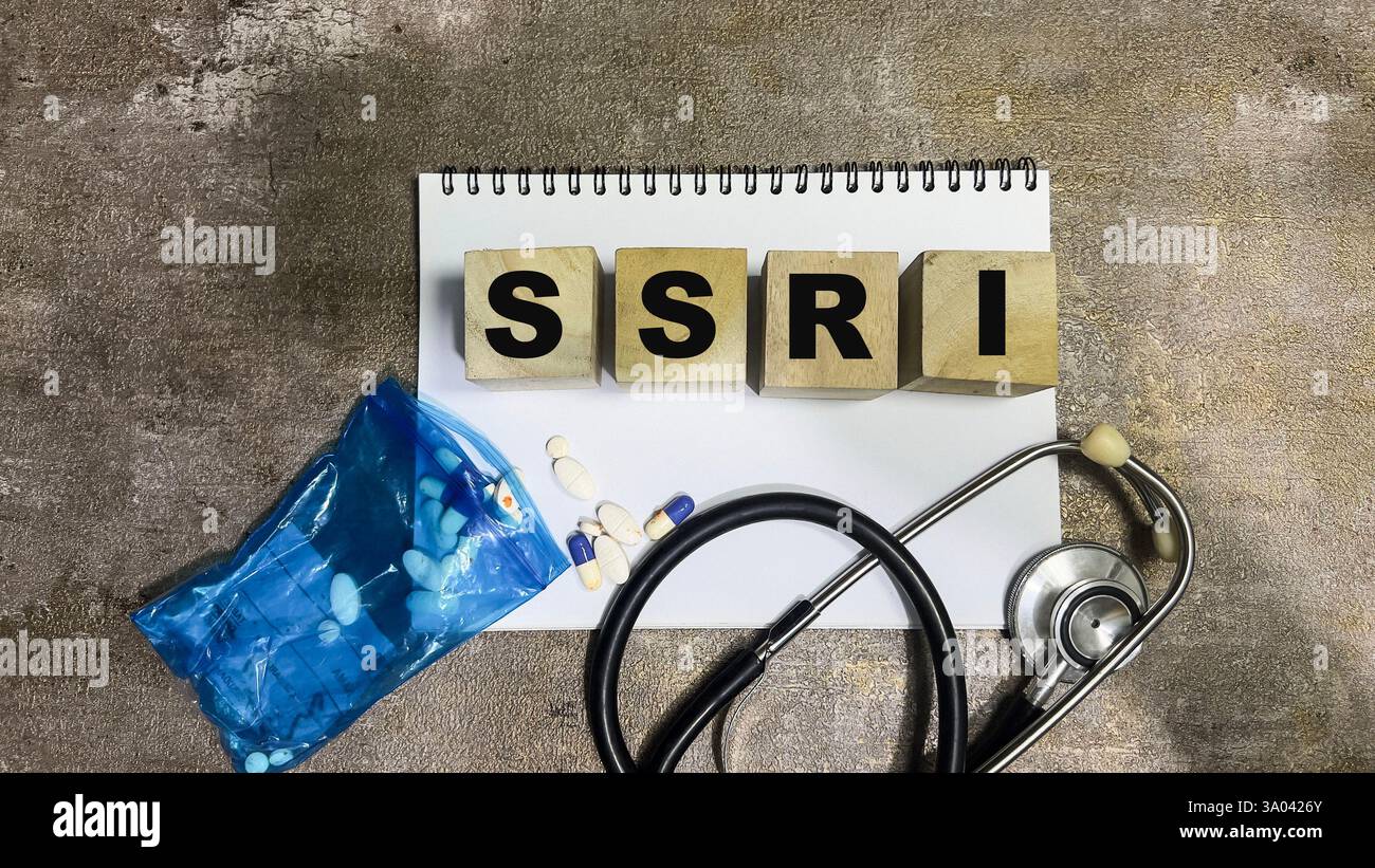 Konzept der Holzwürfel mit dem Wort SSRI auf hölzernem Hintergrund. Stockfoto