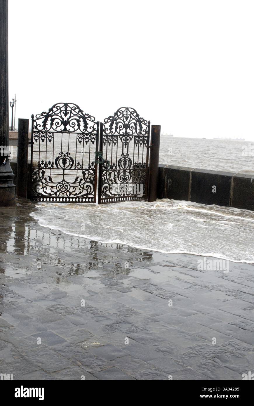 Hightide am Gateway of India, Bombay Mumbai, Maharashtra, Indien 24. Juli 2009 Stockfoto