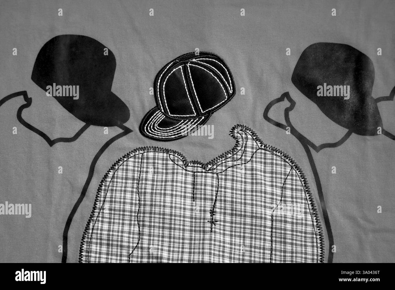 Schwarze und weiße Textilien Kleidung Baumwolle Stoff Mann-t-Shirt mit Patchwork Indien Asien Sept 2011 Stockfoto