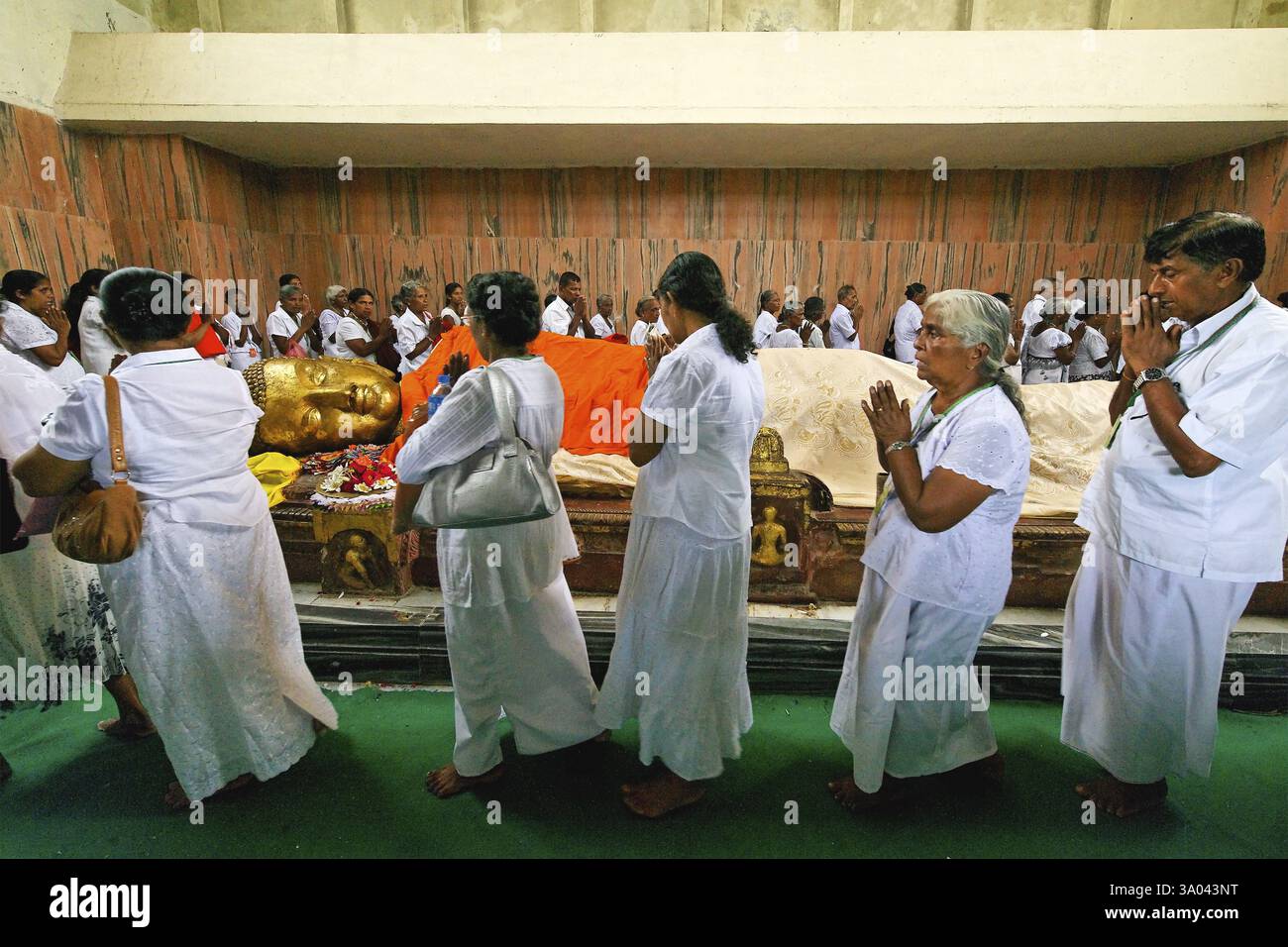 Gebetsopfer, Statue von Lord Buddhas Nirwan Mahaparinirvan, buddhistische Stätte, Kushinagar, Uttar Pradesh, Indien, Asien Stockfoto